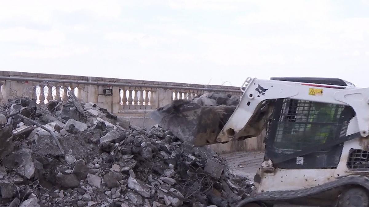 politikix cu buldozerul in parlament casa poporului a intrat in reparatie