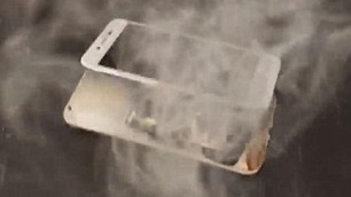 a lasat telefonul la incarcat pe masa insa dupa cateva minute a auzit un zgomot puternic si a