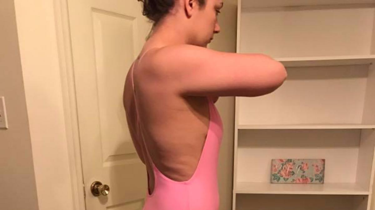 era cald afara si a decis sa mearga la piscina insa a fost data afara din cauza costumului de baie