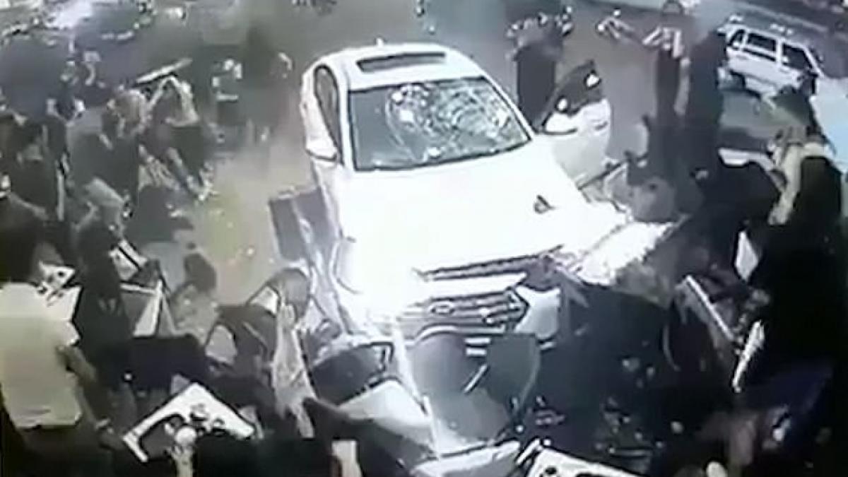 inregistrare socanta din turcia o masina a intrat din plin in terasa unei cafenele