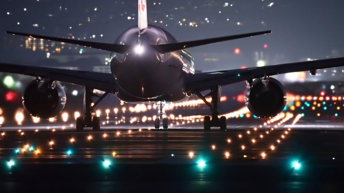 aterizare de urgenta pe aeroportul otopeni un roman suspect de febra tifoida preluat de autoritati