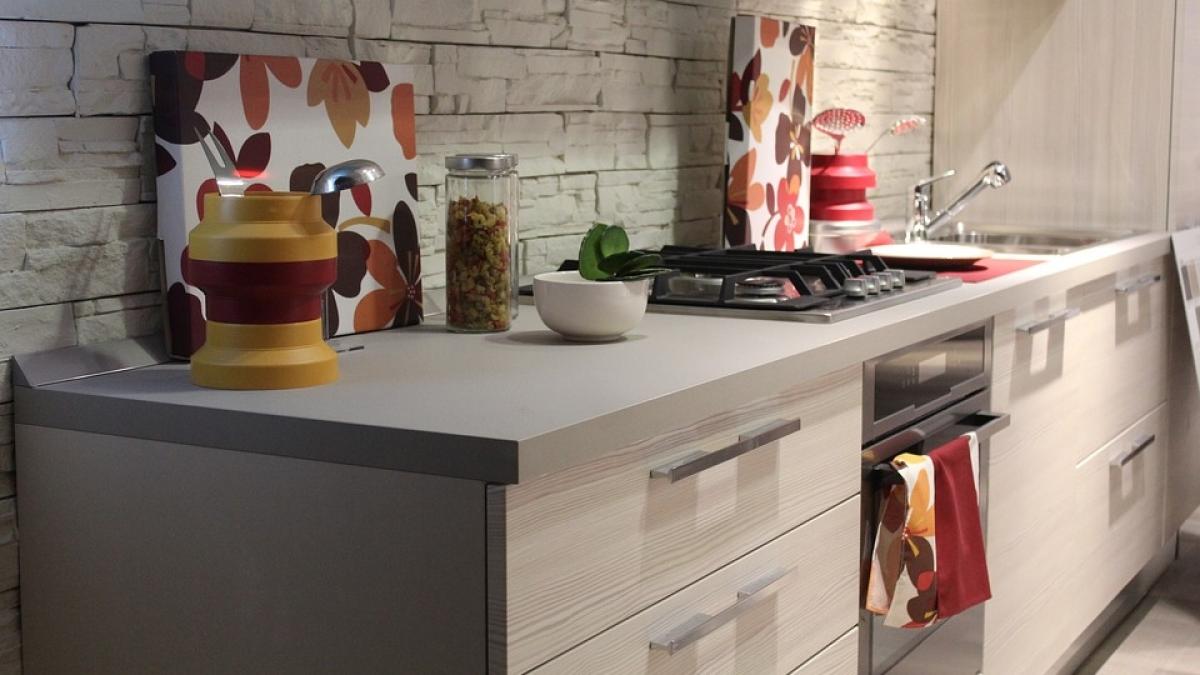 este incredibil ce a gasit un barbat intr un dulap din bucatarie reactia lui a uimit autoritatile