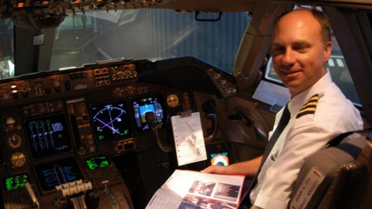 femeia le ofera o cutie cu fursecuri pilotilor ei le mananca bucurosi pana cand citesc biletul din