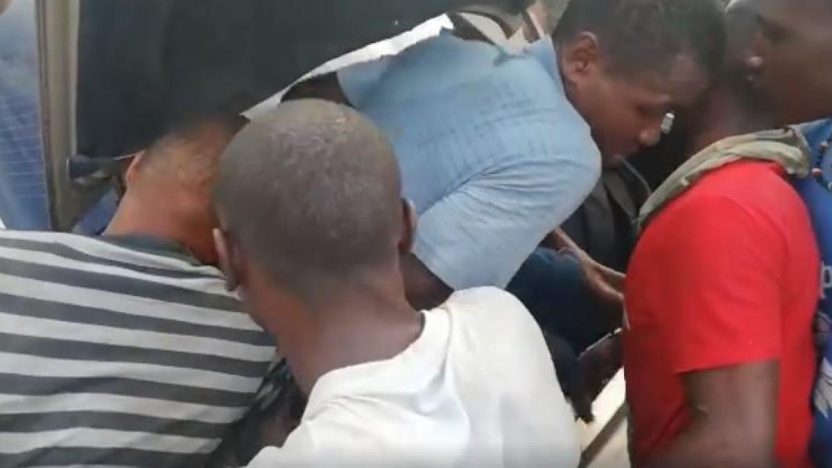 imagini soc un sofer din africa de sud prins ca transporta 18 oameni intr o masina cu cinci locuri