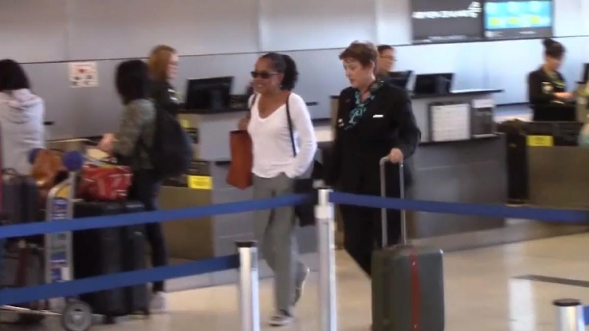 mamam lui meghan markle surprinsa in aeroportul din los angeles o viziteaza din nou pe fiica ei