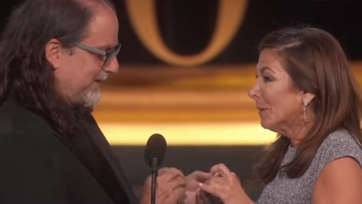 moment impresionant pe scena un cunoscut regizor si a cerut iubita in casatorie dupa ce a obtinut