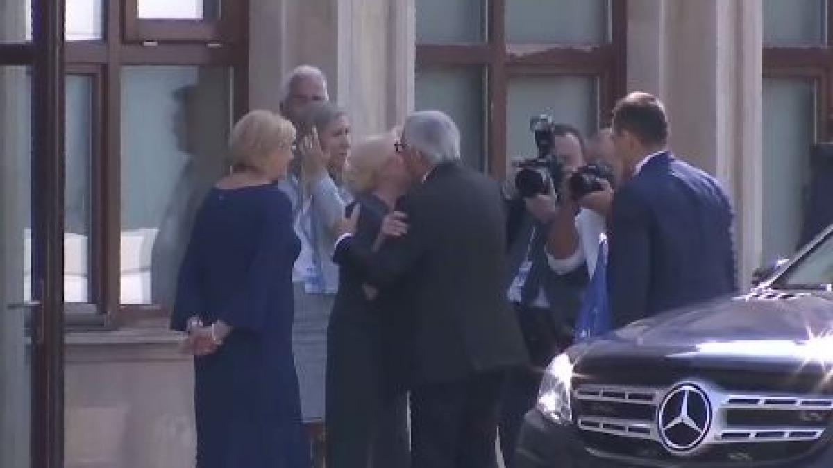 viorica dancila il asteapta pe jean claude jucker la aeoport