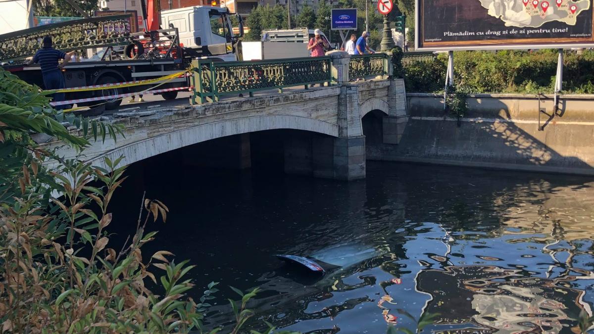 accident grav in bucuresti un barbat a plonjat cu masina in raul dambovita de pe podul de la