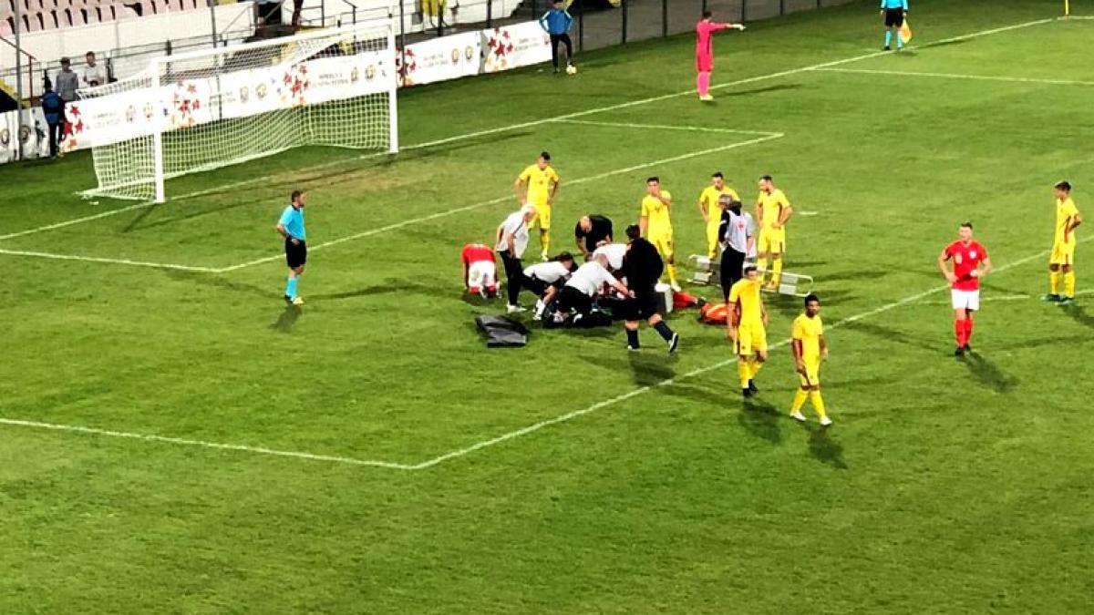momente de panica la buzau un fotbalist englez s a prabusit pe gazon si este in stare foarte grava