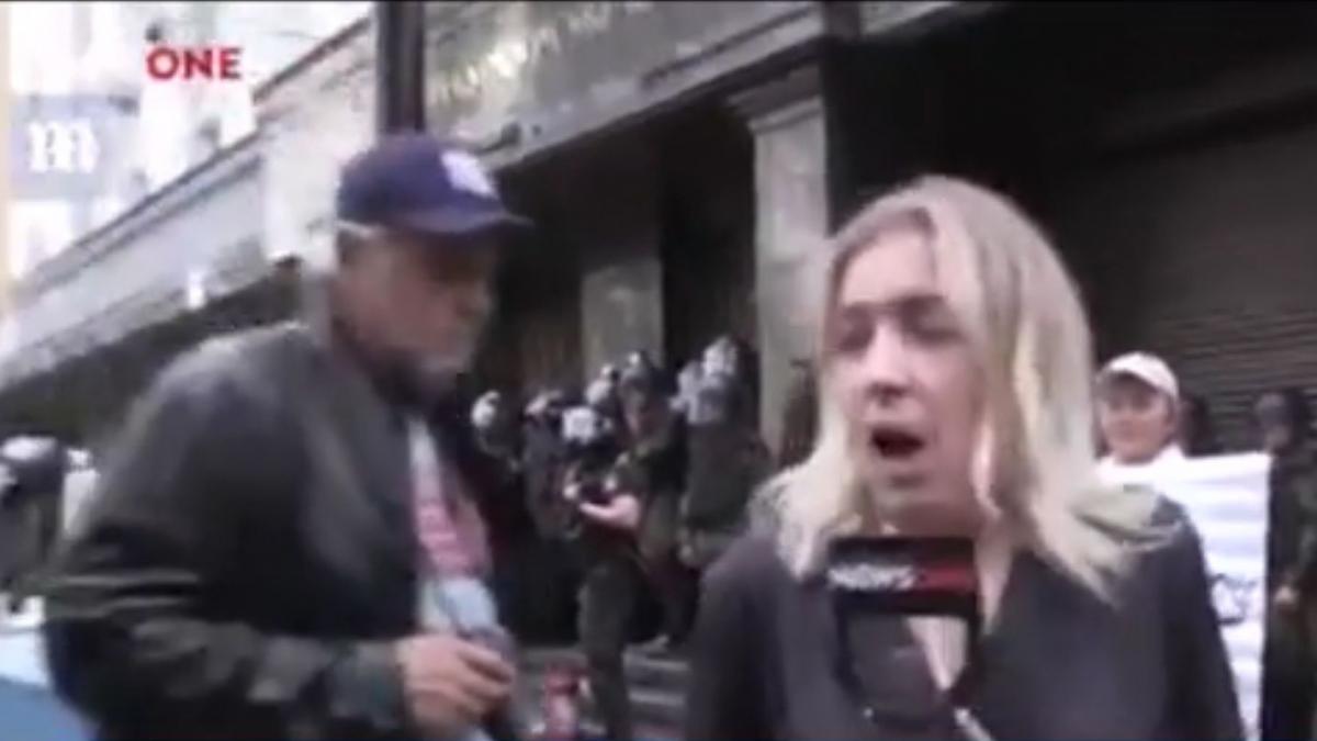 o jurnalista din ucraina a fost lovita cu oua in timp ce transmitea in direct video