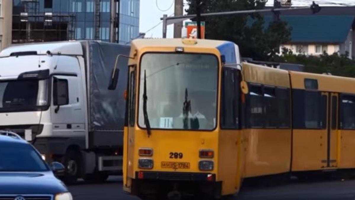 parcarea facuta de un sofer din iasi a paralizat traficul in apropierea maternitatii din oras