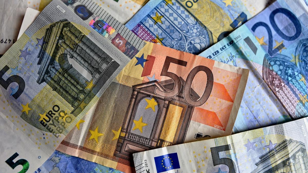 CURS VALUTAR. Cât a ajuns să coste un euro