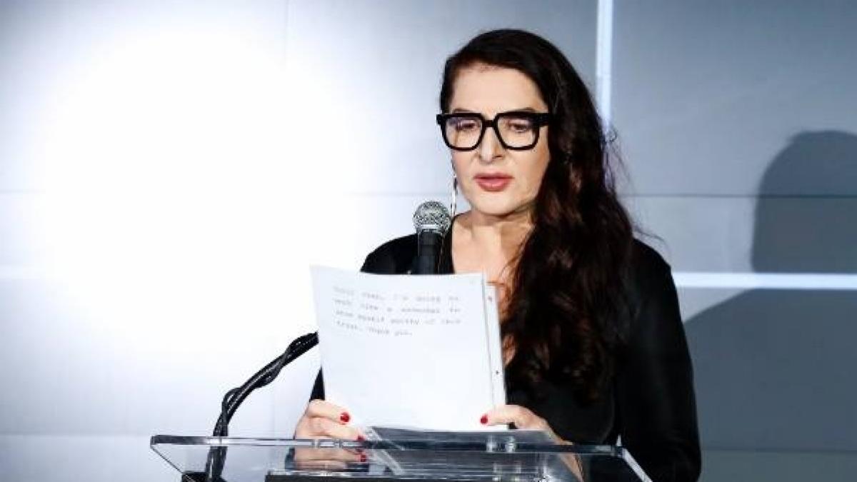 o cunoscuta pictorita contemporana a fost lovita in cap cu propriul ei tablou video