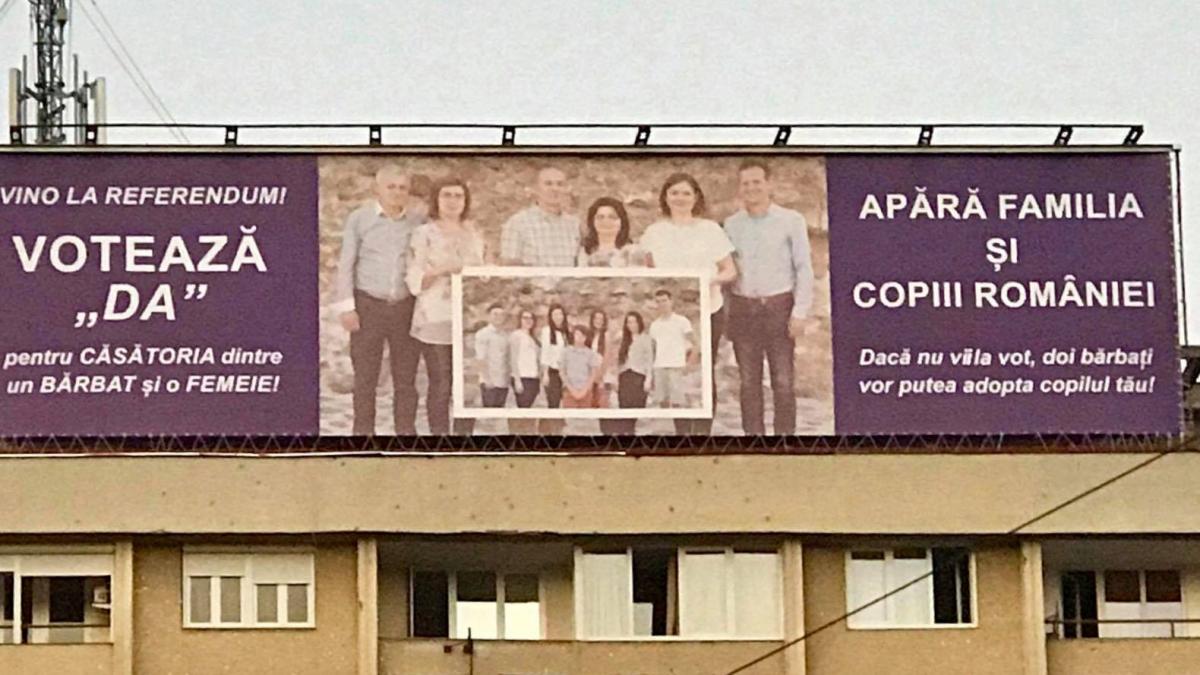 referendum familie mesajul scris pe un bloc din centrul timisoarei daca nu vii la vot doi barbati
