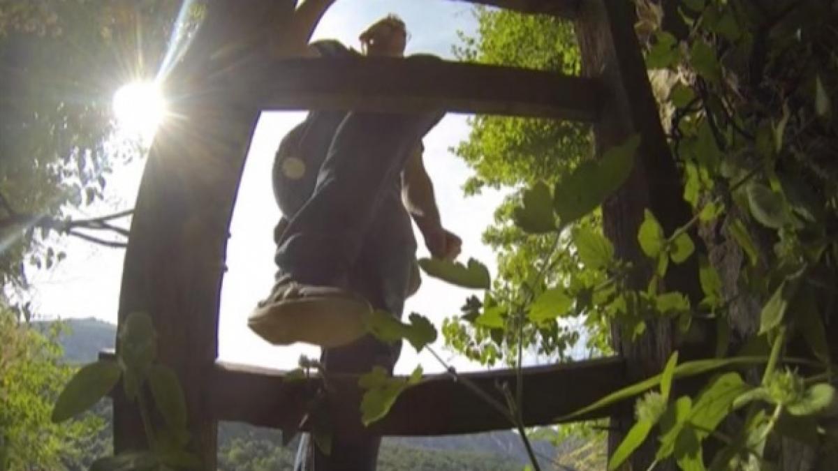 satul unic din romania localnicii ajung acasa doar cu scara