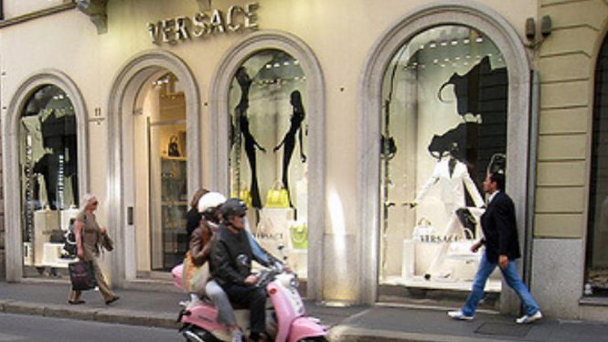 se vinde casa de moda versace cine o cumpara