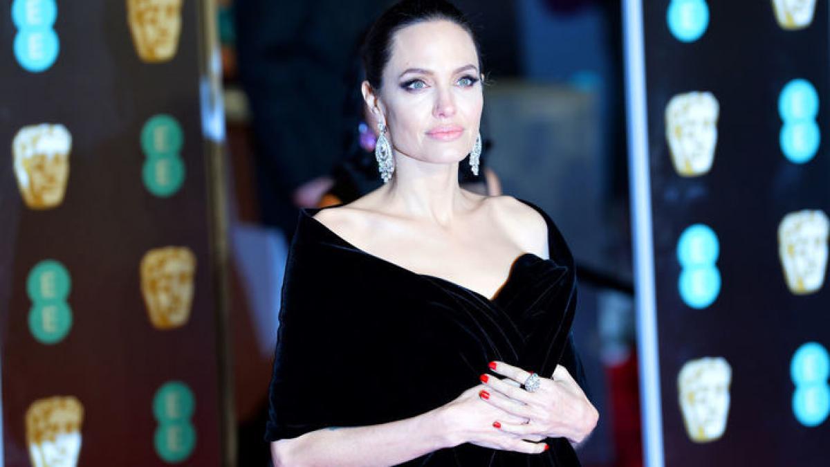 angelina jolie e de nerecunoscut apare blonda in viitorul ei film e prima data cand s a vopsit asa