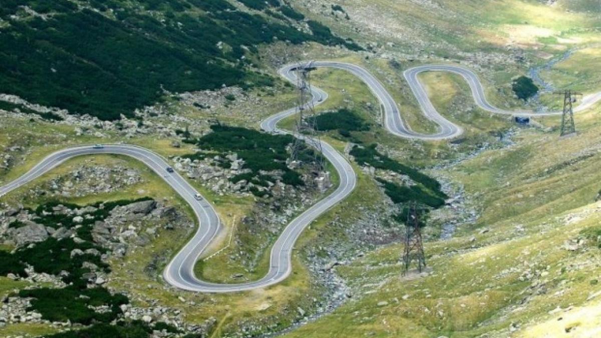 Circulaţie rutieră în condiţii de iarnă pe Transfăgărăşan; stratul de zăpadă are 10 centimetri în unele locuri