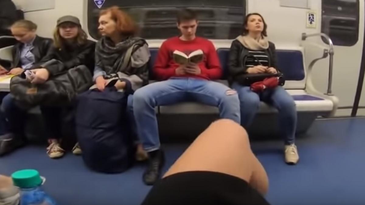 o tanara a mers la barbatii din metrou si le a dat o lectie dura pantalonii tuturor au fost