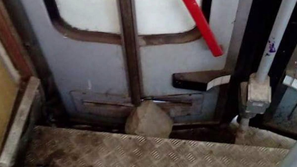 scene incredibile in craiova usile tramvaielor blocate cu bolovani ca sa nu se deschida video