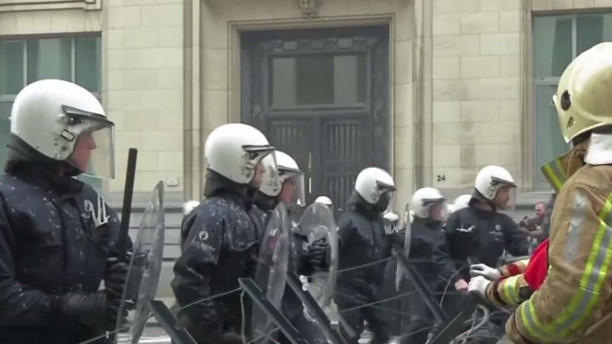 imagini incredibile cum intervine politia la bruxelles pentru a reprima protestele violente