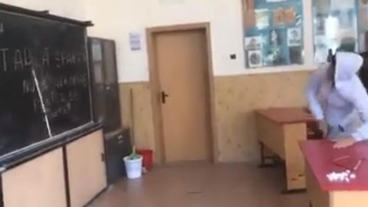 imagini socante la o scoala din romania un elev a venit cu sabia in sala de clasa video