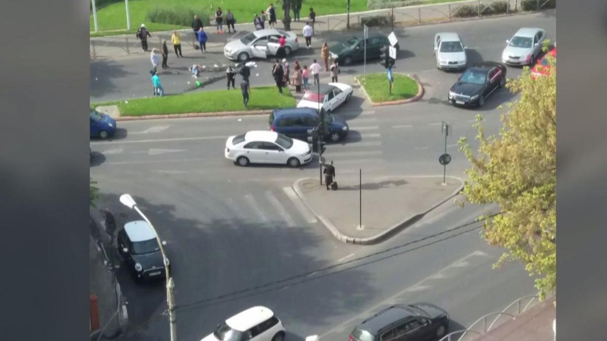 pietoni spulberati pe trecerea de pietoni in capitala