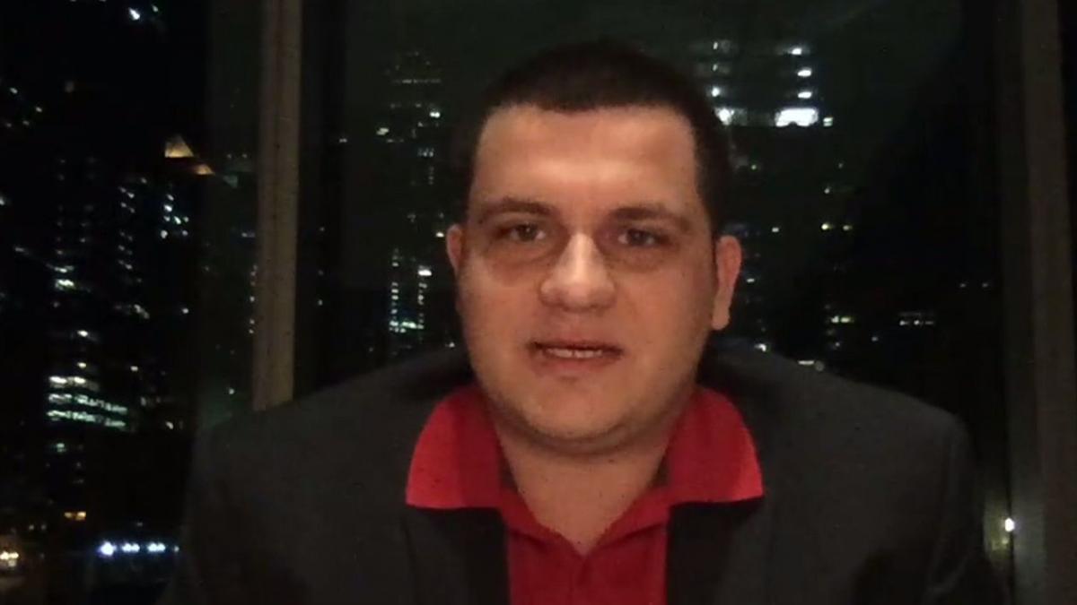 un roman pe punctul de a castiga un concurs prestigios