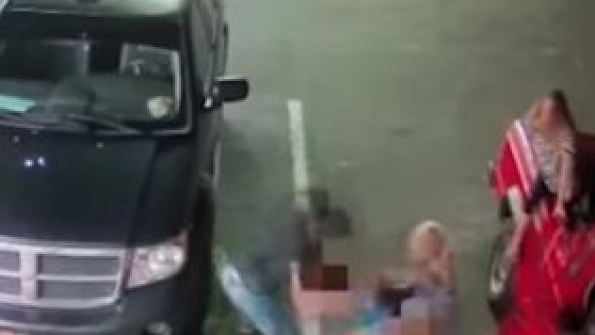 o mama si fiica ei batute intr o benzinarie de o tanara de 18 ani video