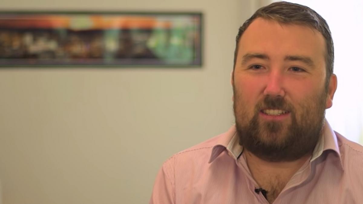 povestea barbatului care a suferit noua decese il puteam auzi pe doctor in timp ce insuruba si taia