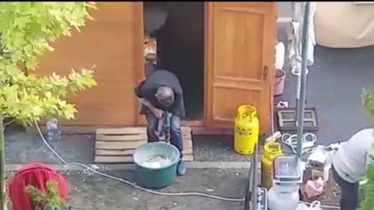 aluatul de placinte amestecat cu bormasina