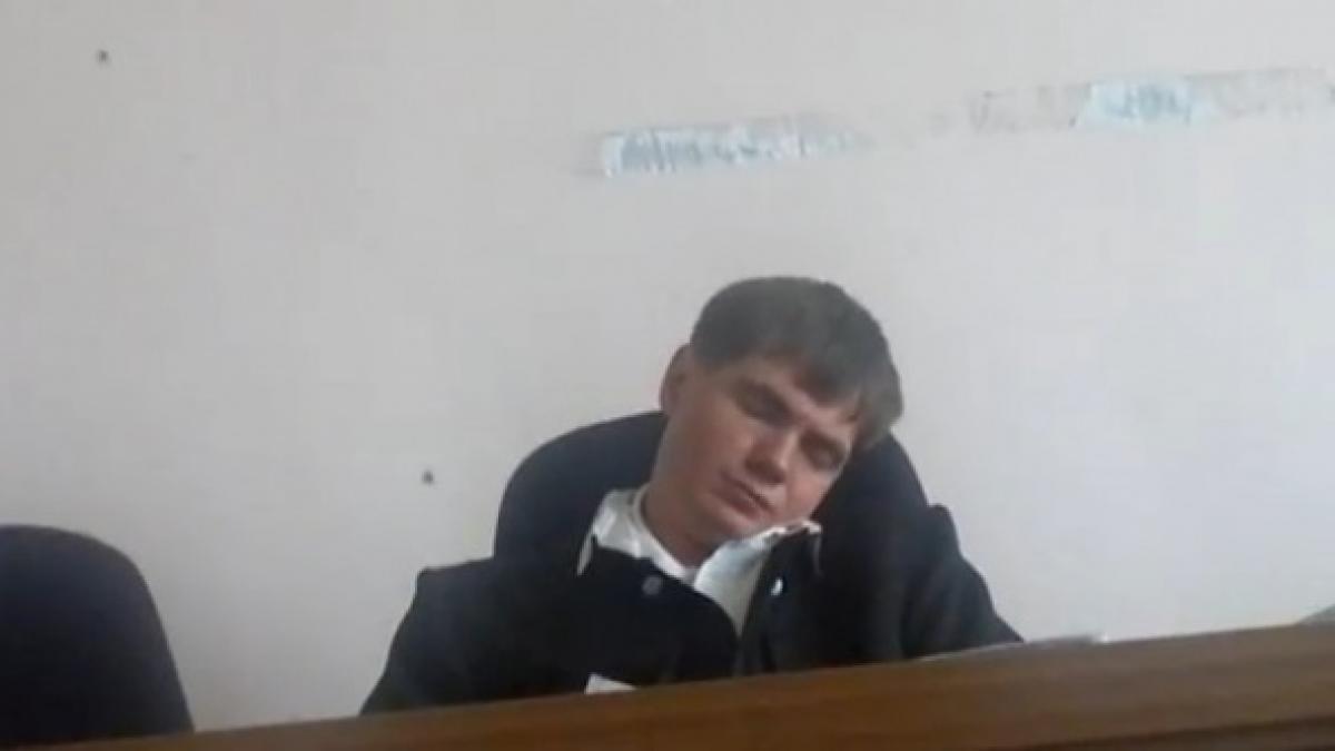 imagini filmate in timpul unui proces judecatorul dormea in timpul pledoariei avocatilor apoi s a