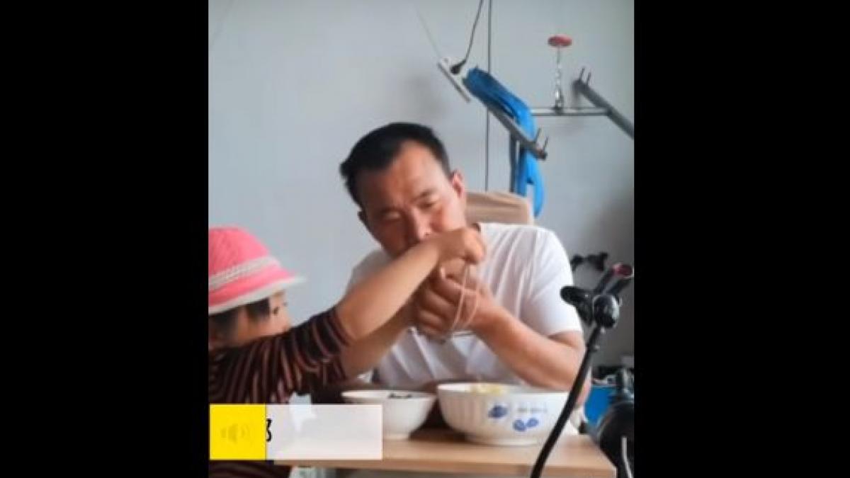 o fetita are grija de tatal ei paralizat dupa ce mama ei l a parasit imagini emotionante