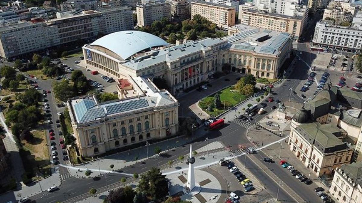 aparitie bizara in centrul capitalei ce a aparut in jurul muzeului national de arta al romaniei