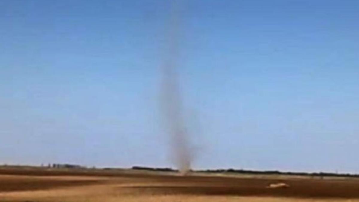 fenomen neobisnuit surprins la braila o tornada uriasa de praf a aparut din senin video