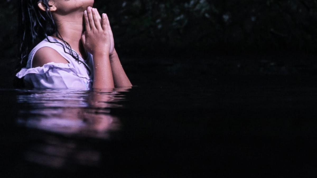 o fetita de opt ani inota intr un lac cand a descoperit ceva ce a lasat o masca am simtit ceva si