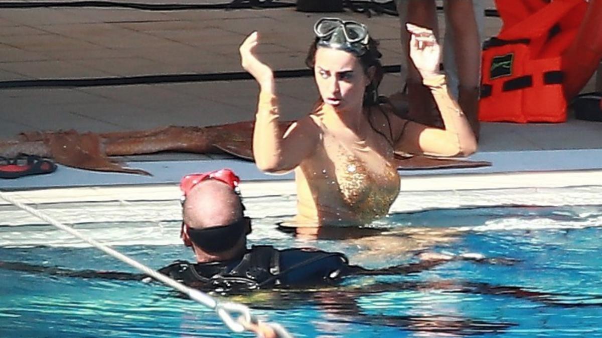 penelope cruz surprinsa in piscina iata cum arata actrita in varsta de 44 de ani