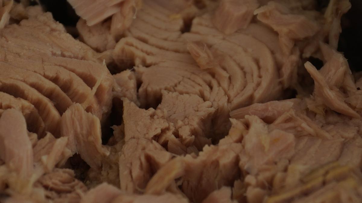 intoxicati de la o conserva de ton directoarea unui liceu din romania a murit iar sotul ei este in