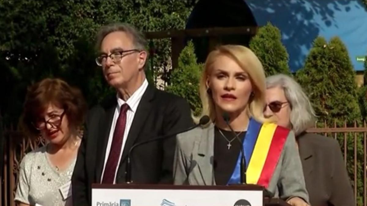 omagiu adus victimelor holocaustului