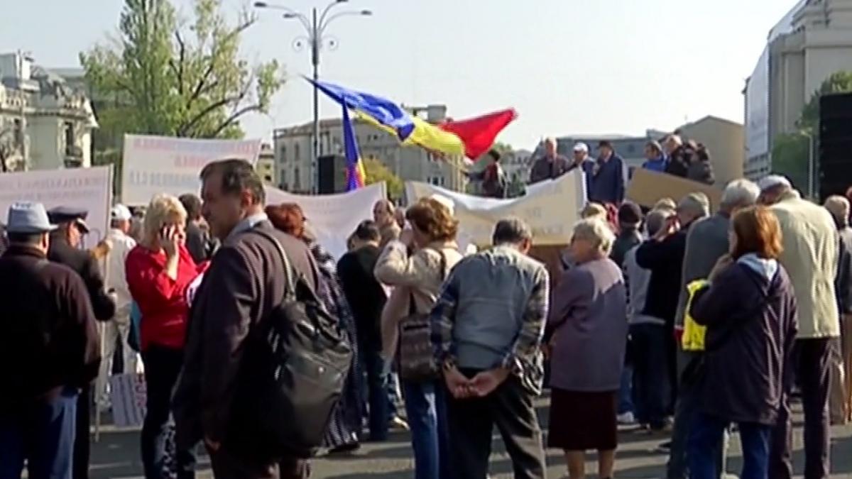 peste 100 de pensionari protesteaza in piata victoriei vor pensiile majorate cu 45