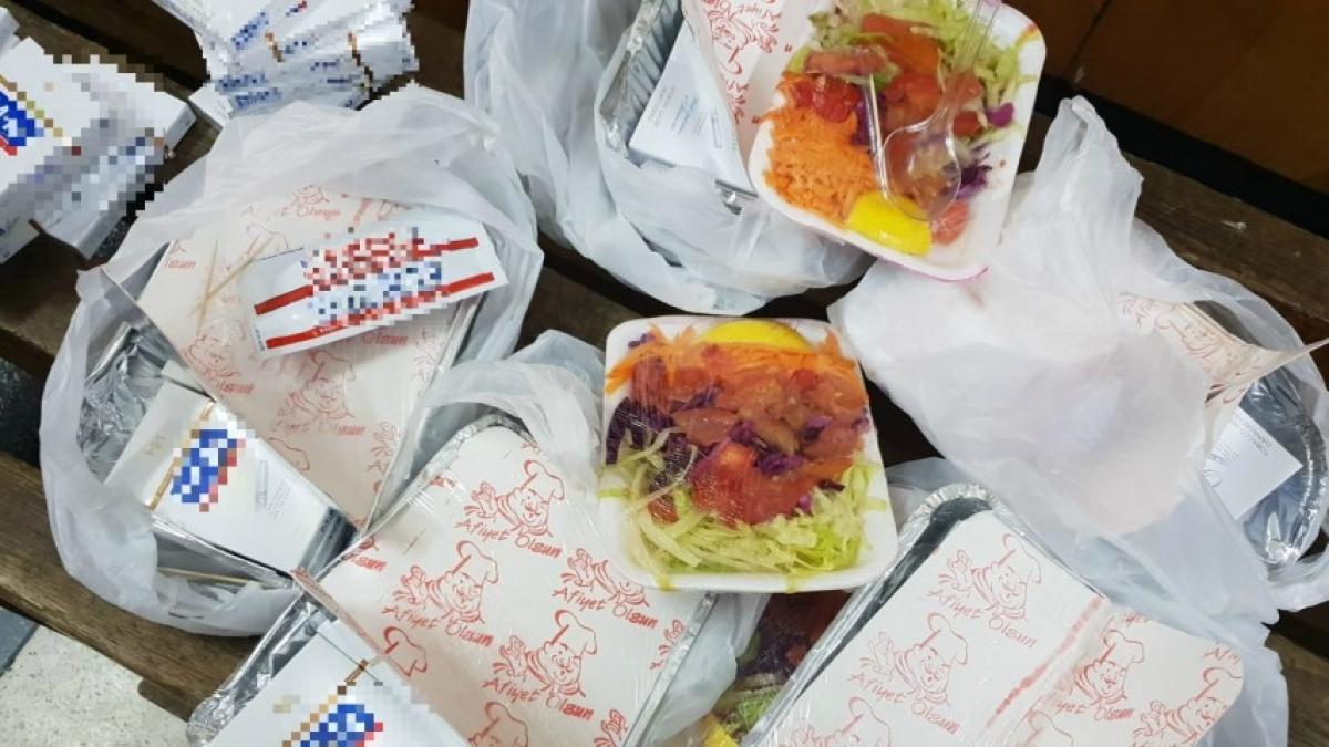 ce au descoperit politistii de frontiera in caserolele cu mancare ale pasagerilor unui autocar