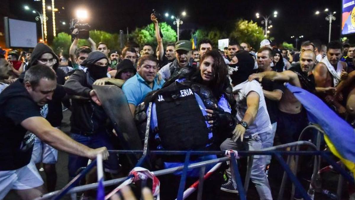 doi barbati au fost retinuti pentru agresarea unor jandarmi la mitingul din 10 august din piata