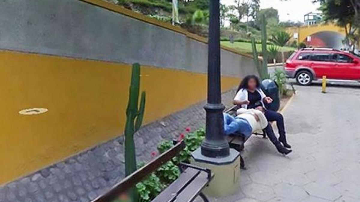 se uita pe google si a gasit o fotografie la inceput a zambit apoi si a dat seama de un detaliu