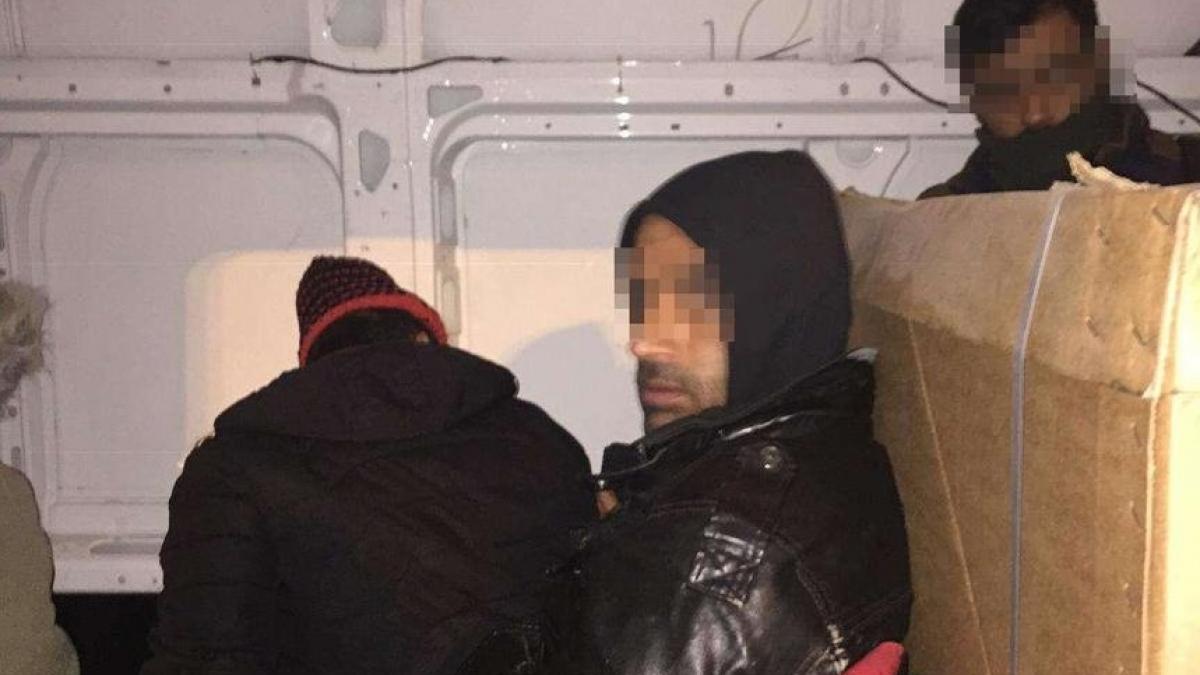 15 cetateni irakieni intentionau sa iasa ilegal din romania ascunsi in interiorul unei autoutilitare