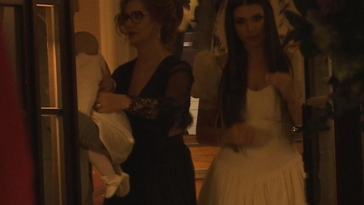 aparitie bizara la botezul fiicei elenei basescu toata lumea a intors capul dupa el ce cauta la