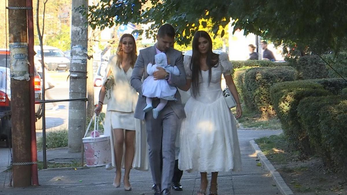 uau cum a aparut imbracata ioana basescu la botezul nepoatei sale toti ochii au fost atintiti