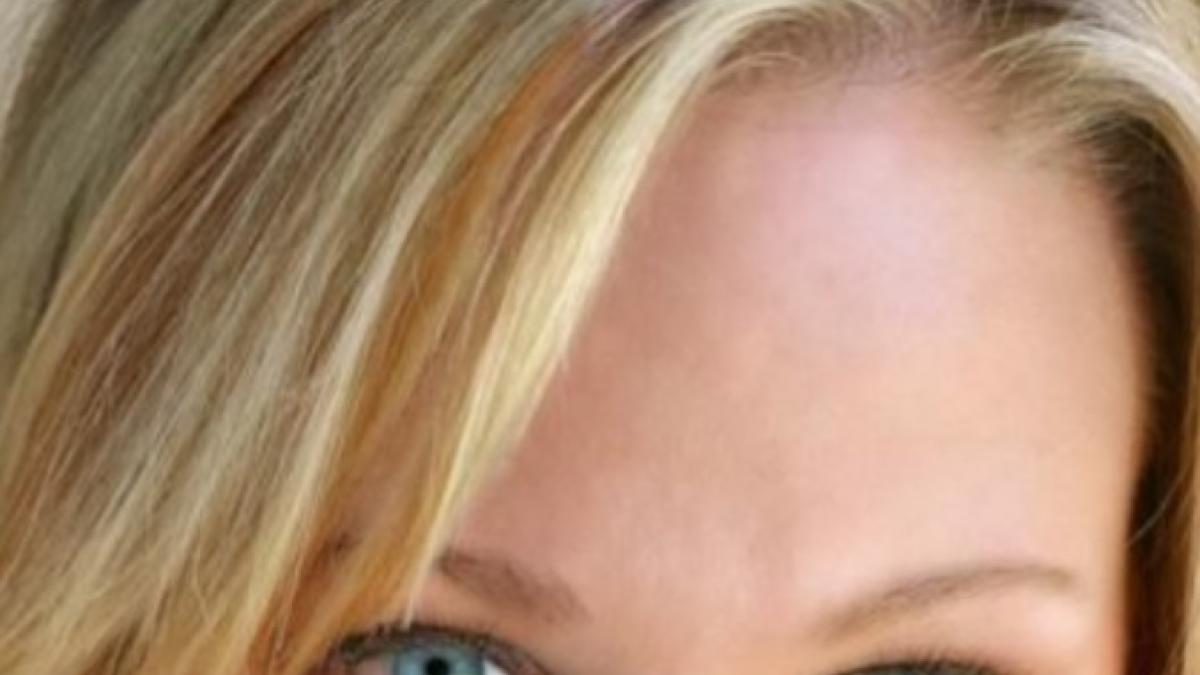 nu te poti uita la ochii ei mai mult de cinci secunde chipul care te va hipnotiza foto