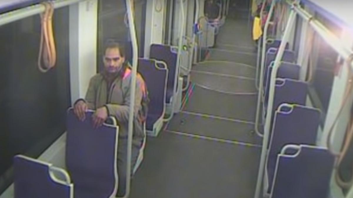 imagini inexplicabile intr un tramvai din timisoara un barbat s a ridicat de pe scaun si s a