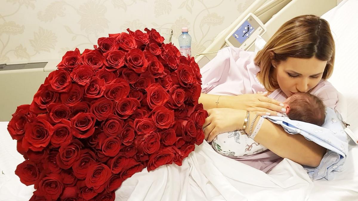 ela craciun prima imagine cu bebelusul si primele cuvinte dupa nastere