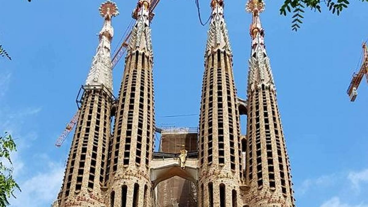 cel mai important monument din barcelona sagrada familia construit fara autorizatie